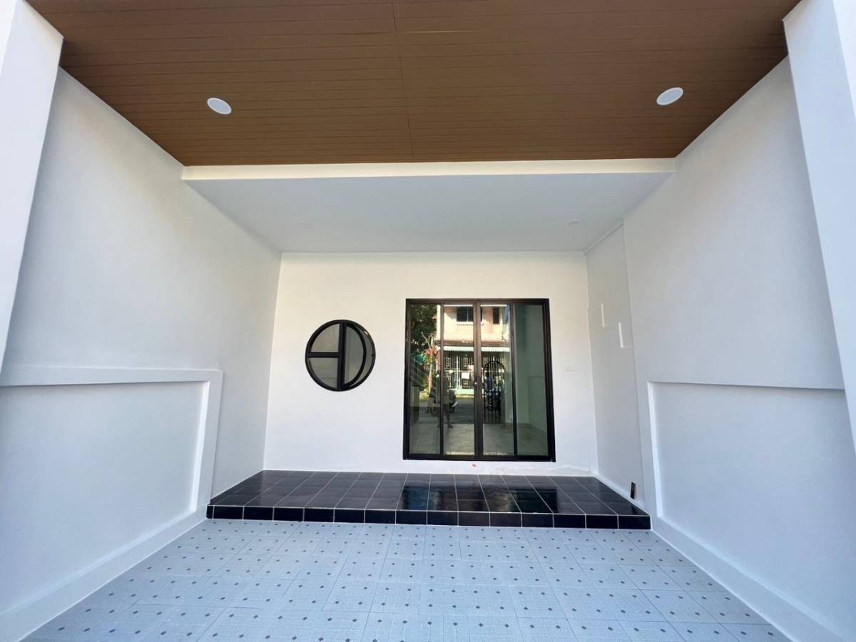 Two-story townhouse Thepsatri Village 2