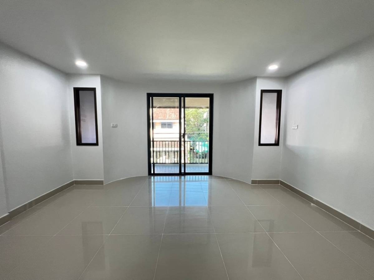 Two-story townhouse Thepsatri Village 5
